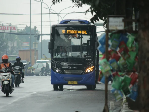 rmada Bis Trans Metro Pasundan beroperasi di Jalan Soekarno Hatta, Kota Bandung. (Pandu Muslim/Jabar Ekspres)