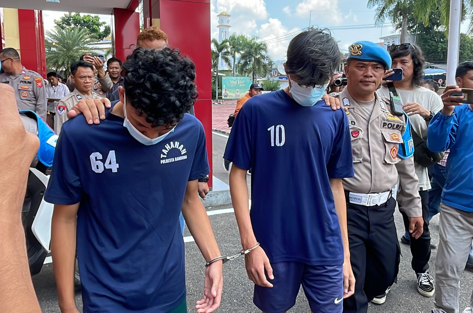 Kapolresta Bandung, Kombes Pol Kusworo Wibowo saat menanyakan Kedua Pelaku AP (23) dan AP (24) yang melakukan penganiayaan di Ciparay saat gelar perkara di Mapolresta Bandung, Senin (22/4/202). Foto Agi Jabar Ekspres