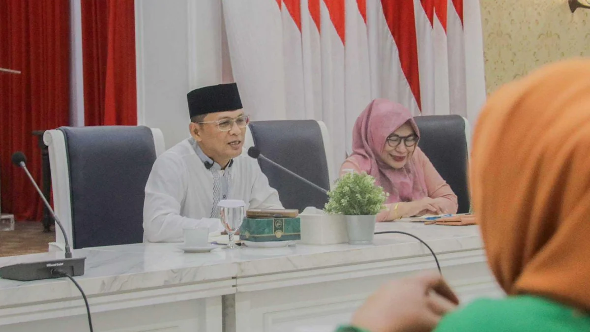 Pj Wali Kota Bogor, Hery Antasari, saat memimpin briefing staf di Balai Kota Bogor, Senin (22/4).
