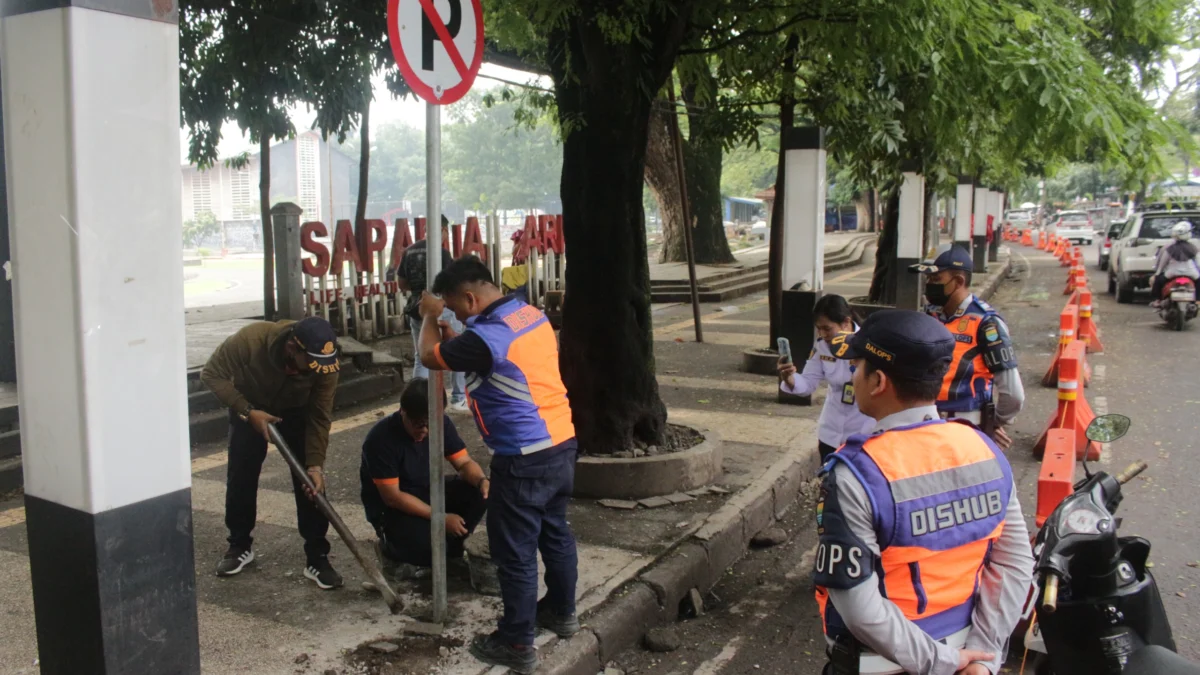 Petugas Dishub Kota Bandung memasang tanda larangan parkir di kawasan Saparua, Kota Bandung sebagai antisipasi menjamurnya tempat parkir liar di kawasan tersebut.