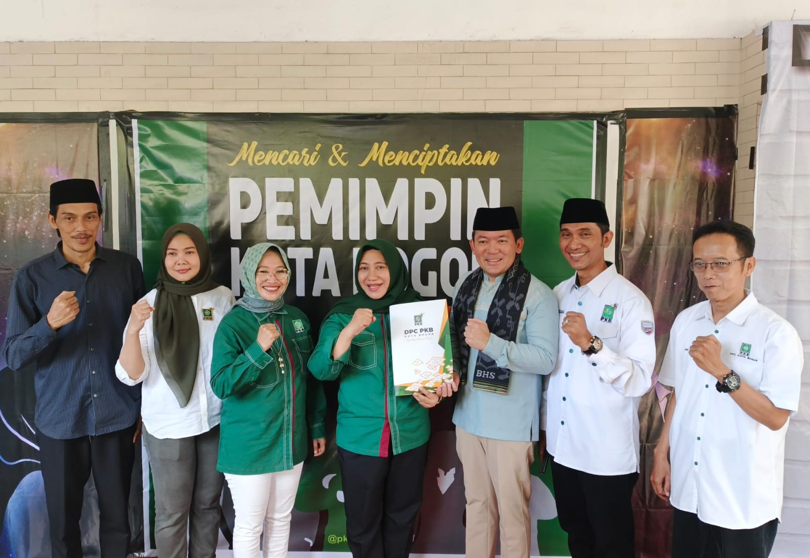 Jajaran DPC PKB Kota Bogor menerima formulir pendaftaran penjaringan Bacawalkot Bogor dari Dokter Rayendra, Senin (22/4).