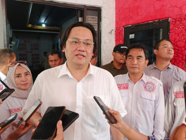 Farhat Abbas usai mengambil formulir pendaftatan penjaringan Bacawalkot Bogor di Sekretariat DPC Partai Gerindra Kota Bogor, Senin (22/4).