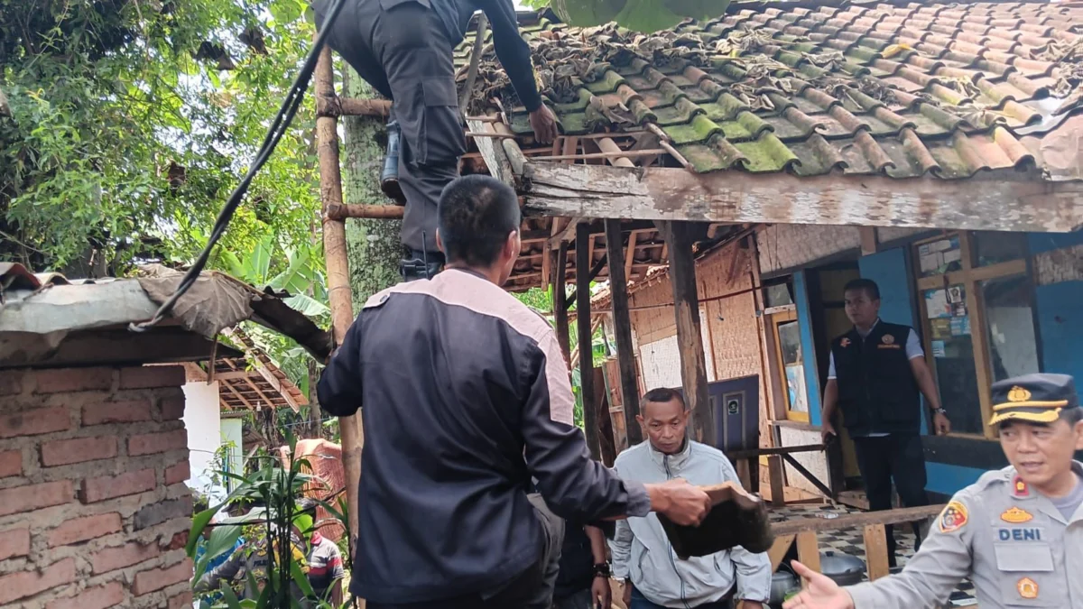 Polresta Bandung saat merenovasi rumah Pak Tatang, Cleaning Service yang telah 24 tahun berkerja di Polsek Cicalengka, dalam program Rutilahu.