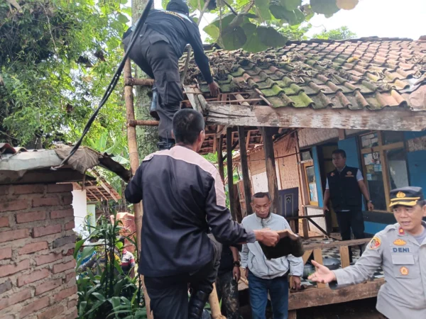 Polresta Bandung saat merenovasi rumah Pak Tatang, Cleaning Service yang telah 24 tahun berkerja di Polsek Cicalengka, dalam program Rutilahu.