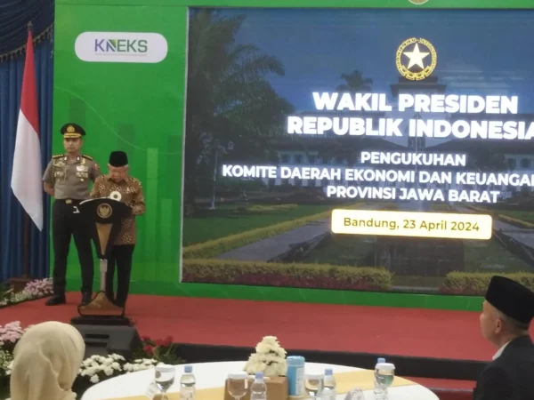 Ist. Wapres Maruf Amin, saat memberikan sambutanya dalam pengukuhan KDEKS di Gedung Sate Bandung. Selasa (23/4).