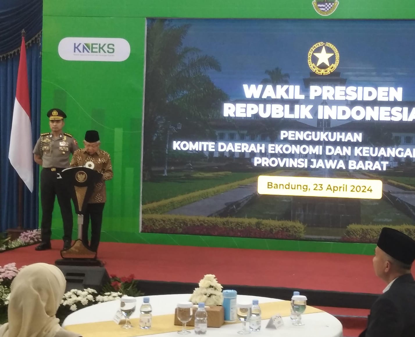 Ist. Wapres Maruf Amin, saat memberikan sambutanya dalam pengukuhan KDEKS di Gedung Sate Bandung. Selasa (23/4).