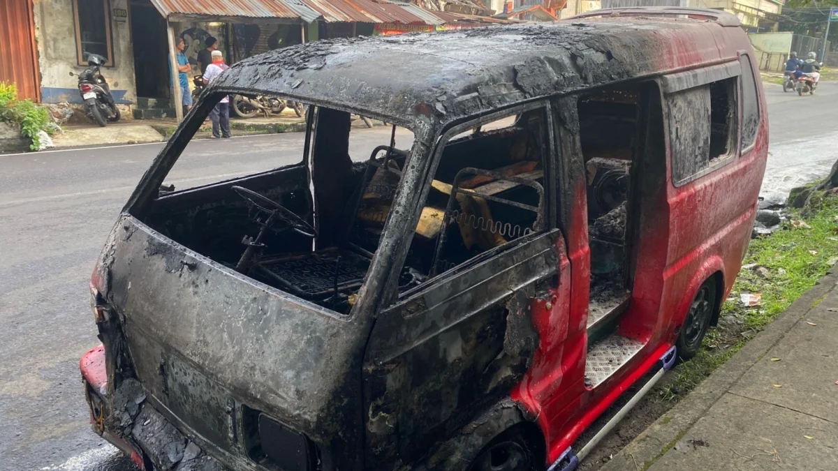 Kondisi angkot 03 F, Pabuaran-Pasundan, pasca terbakar di SPBU 34.43107 Citamiang, Kota Sukabumi, pada Rabu (24/4) pagi.