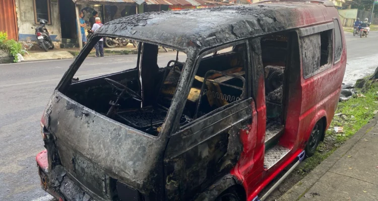 Kondisi angkot 03 F, Pabuaran-Pasundan, pasca terbakar di SPBU 34.43107 Citamiang, Kota Sukabumi, pada Rabu (24/4) pagi.