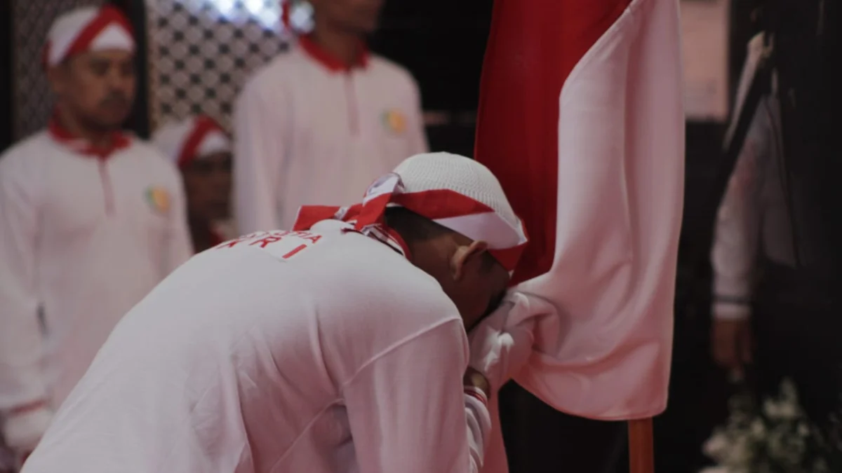 Salah satu napiter saat mencium bendera merah putih di Lapas Kelas II A Gunung Sindur, Rabu (24/4).
