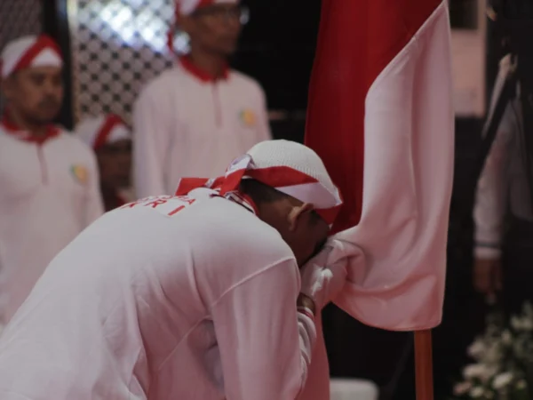 Salah satu napiter saat mencium bendera merah putih di Lapas Kelas II A Gunung Sindur, Rabu (24/4).