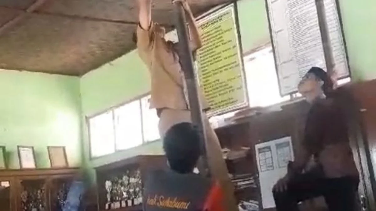 Sebuah bambu menopang plafon di ruang guru SDN Citangkil Sukabumi.