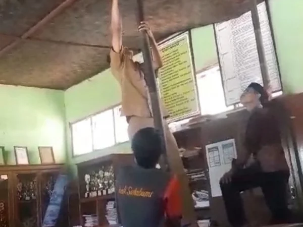 Sebuah bambu menopang plafon di ruang guru SDN Citangkil Sukabumi.