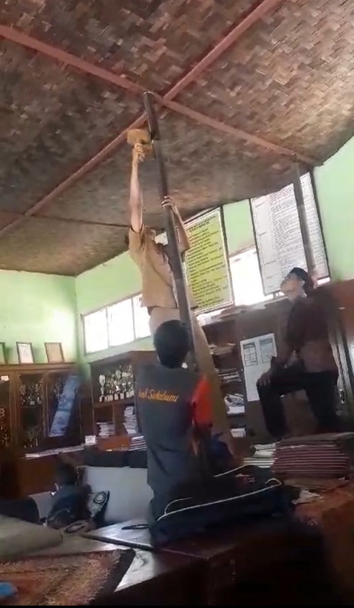 Sebuah bambu menopang plafon di ruang guru SDN Citangkil Sukabumi.