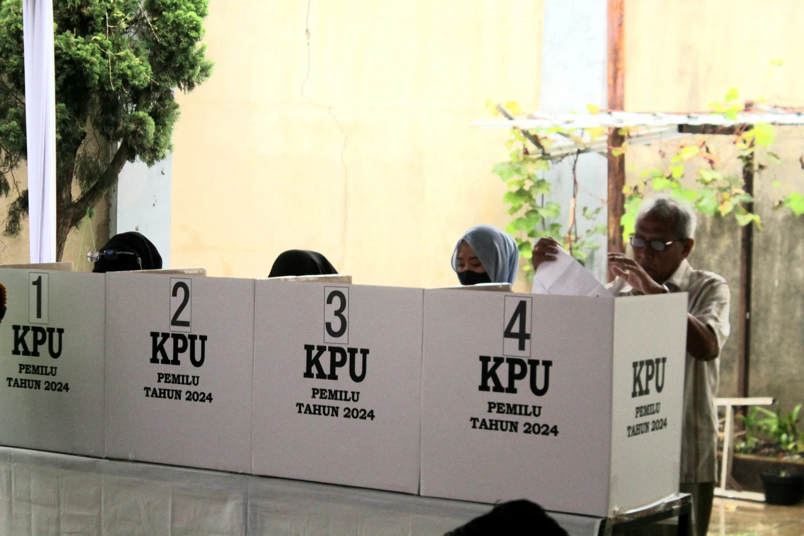 Masyarakat Kota Bandung mencoblos di Pemilu 2024 Februari lalu.