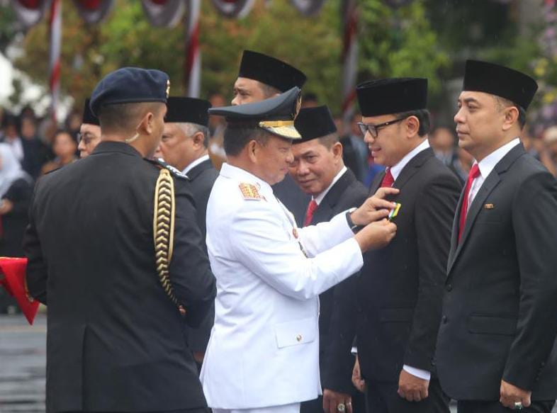 Mendagri, Tito Karnavian, secara simbolis menyematkan tanda kehormatan Satyalancana kepada Wali Kota Bogor periode 2014-2024, Bima Arya, Kamis (25/4).