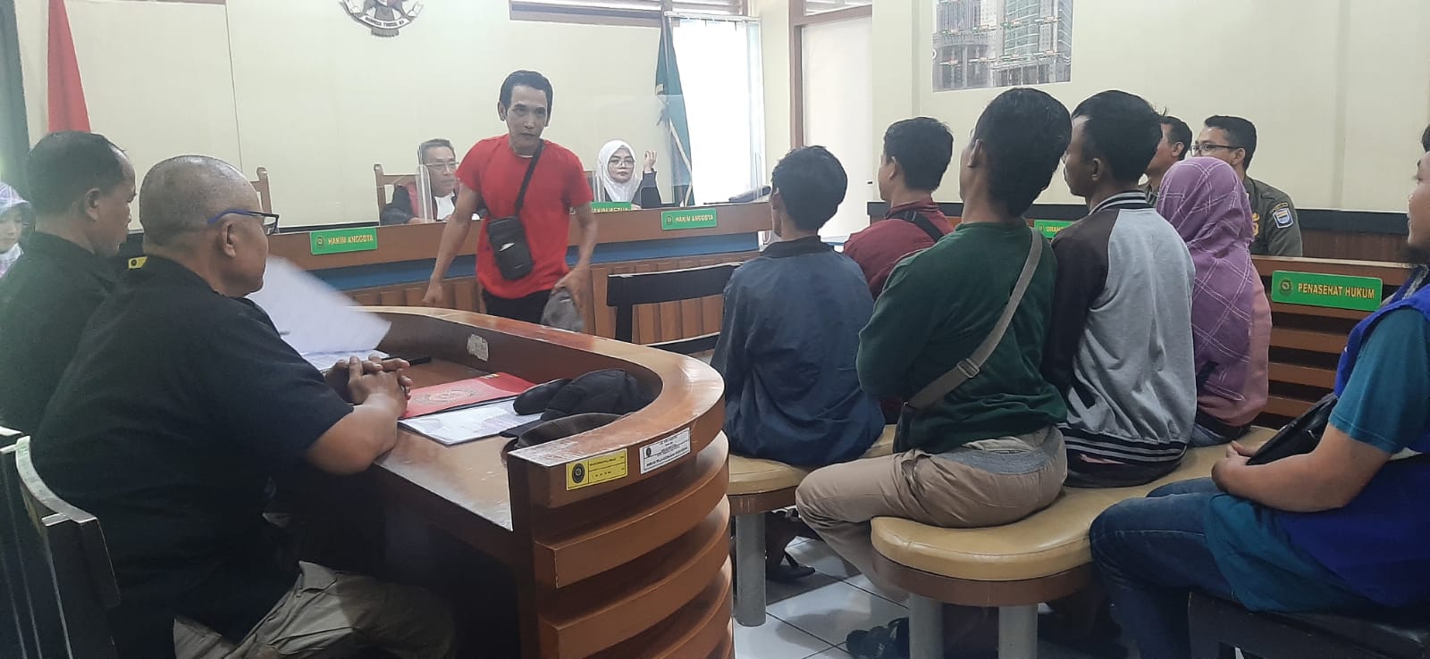 Suasana sidang tipiring PKL di PN Bandung, Jumat (26/4).