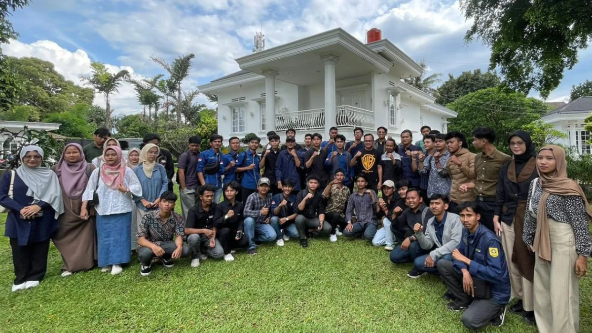 Forum Lingkar Pemuda Bogor Barat, Kabupaten Bogor saat menyambangi kediaman Bima Arya, Sabtu (27/4).