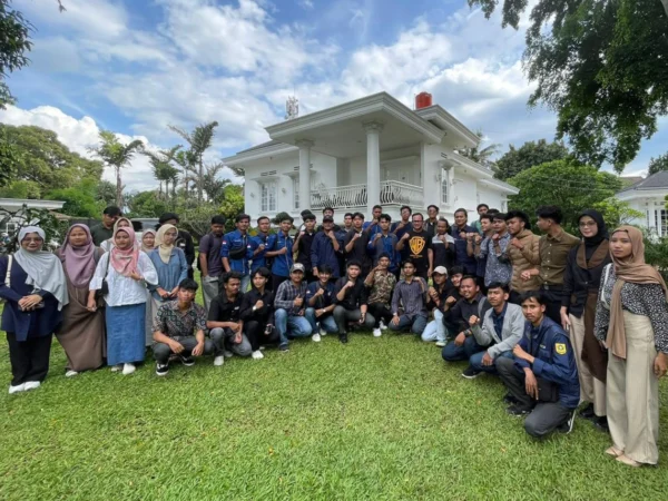 Forum Lingkar Pemuda Bogor Barat, Kabupaten Bogor saat menyambangi kediaman Bima Arya, Sabtu (27/4).