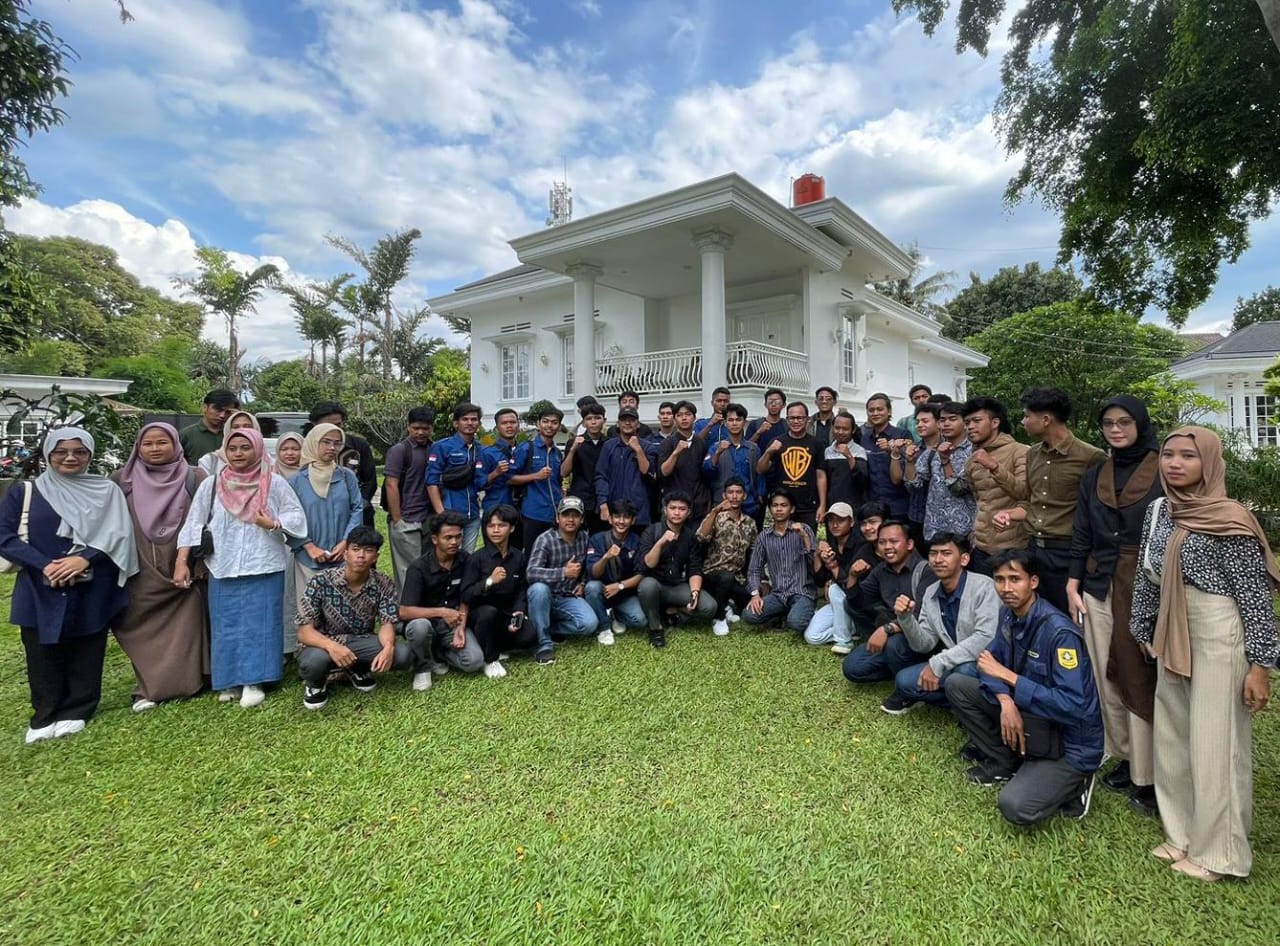 Forum Lingkar Pemuda Bogor Barat, Kabupaten Bogor saat menyambangi kediaman Bima Arya, Sabtu (27/4).