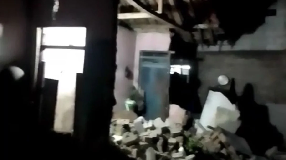 Kondisi rumah milik Agus, warga Kampung Pari, RT 05 RW 06, Desa Jambudipa, Kecamatan Cisarua, Kabupaten Bandung Barat (KBB), ambruk setelah diguncang gempa Garut, Minggu (28/4).