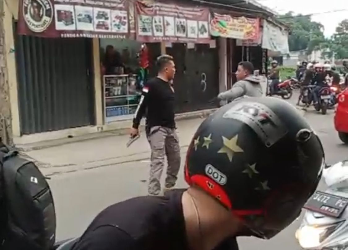 Aksi koboi jalanan kembali terjadi, kali ini kejadian tersebut berada di Pertigaan Pasar Rancamanyar di Jalan Andir-Rancamanyar, Baleendah, Kabupaten Bandung, Sabtu (27/4).