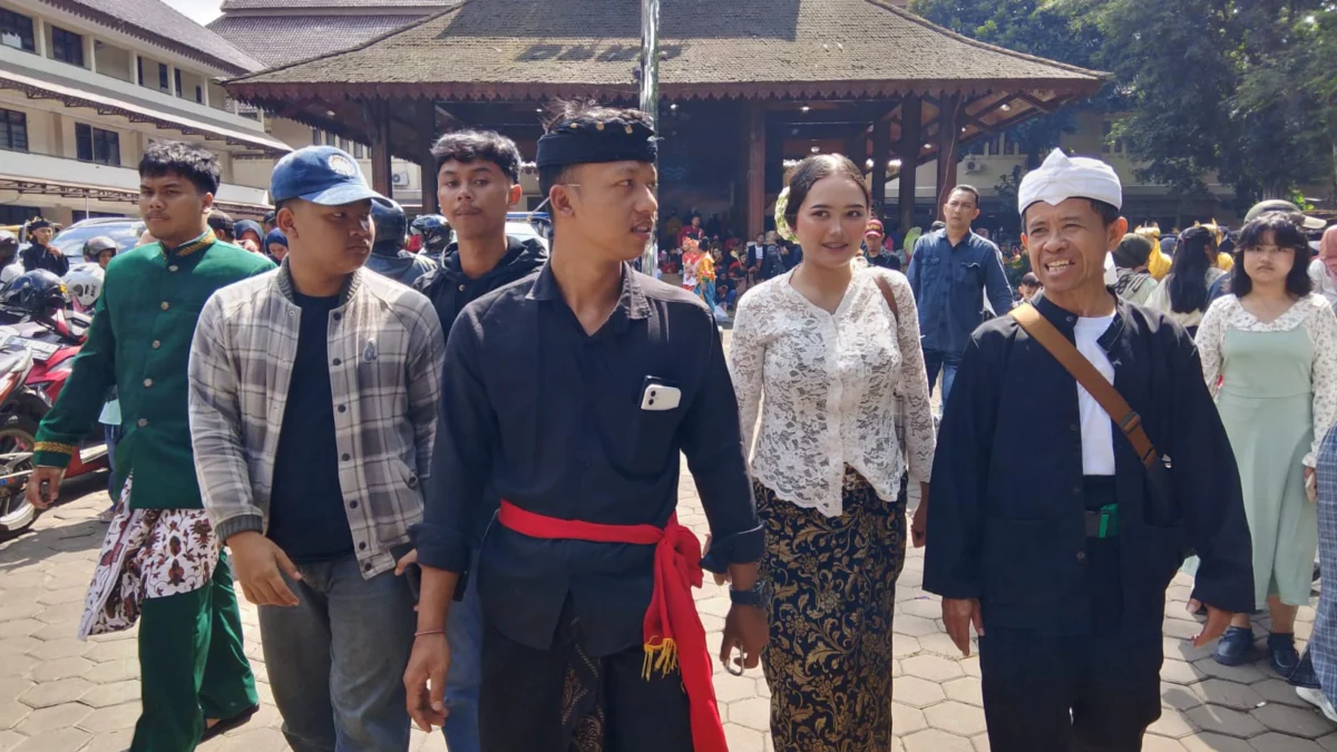 Generasi muda Kota Cimahi yang turut memeriahkan Hari Tari 2024 di Alun-alun Kota Cimahi, Minggu (28/4).