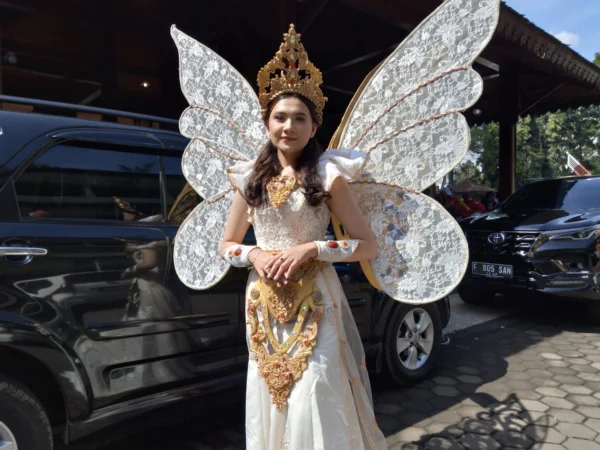 Cindy Aulia Anastasya, salah satu model yang tampil dalam acara peringatan Hari Tari Sedunia di Kota Cimahi, Minggu (28/4).