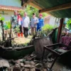 Ist. Pj Gubernur Jabar, Bey Triadi Machmudin (tengah) saat tinjau salah satu rumah yang terkena dampak gempa Garut. Dok. Humas Jabar.