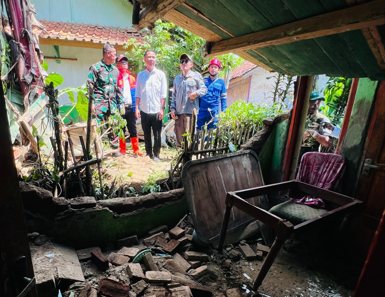 Ist. Pj Gubernur Jabar, Bey Triadi Machmudin (tengah) saat tinjau salah satu rumah yang terkena dampak gempa Garut. Dok. Humas Jabar.