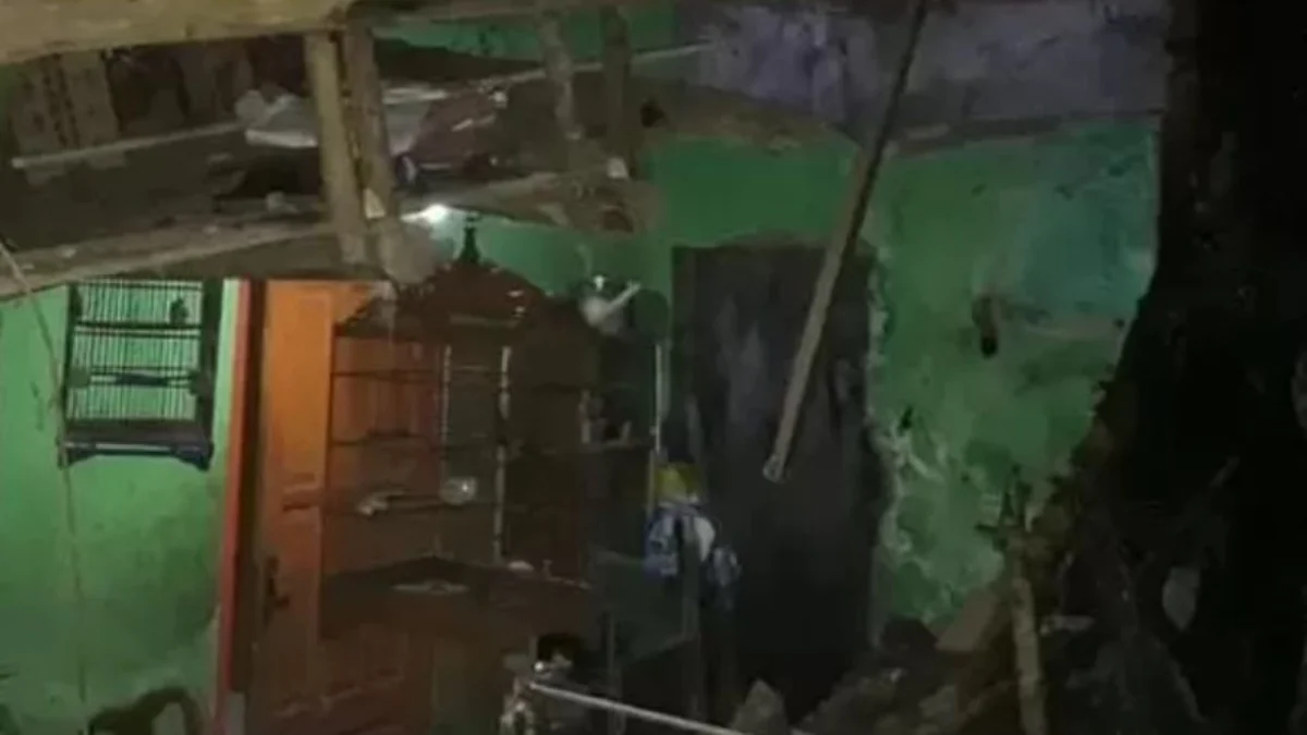 Kondisi dinding rumah milik warga di Bandung Barat hancur pasca gempa Garut. Senin (27/4). Foto istimewa
