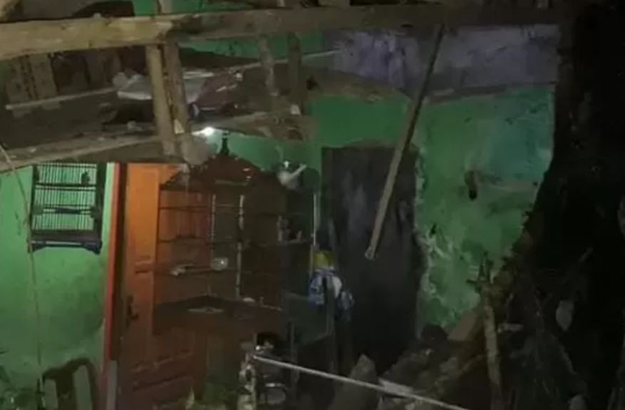 Kondisi dinding rumah milik warga di Bandung Barat hancur pasca gempa Garut. Senin (27/4). Foto istimewa