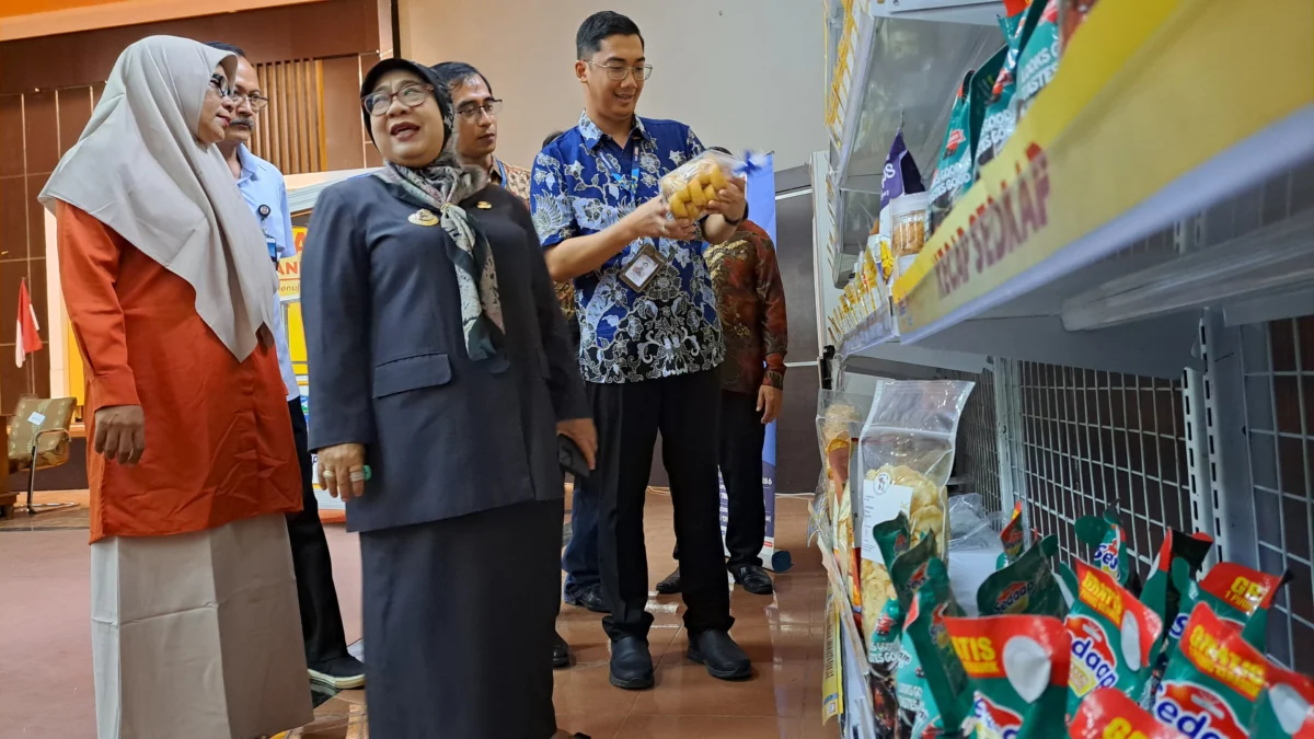 Pj Wali Kota Banjar, Ida Wahida Hidayati, saat mengunjungi salah satu etalase di lokasi pelatihan kewirausahaan bagi 80 UMKM di Kota Banjar, Selasa 30 April 2024.