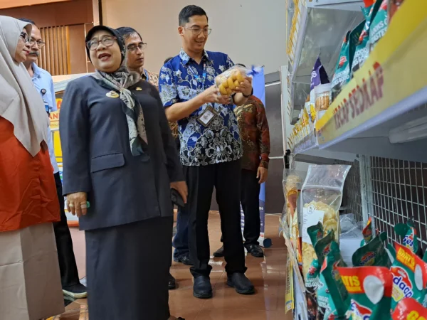 Pj Wali Kota Banjar, Ida Wahida Hidayati, saat mengunjungi salah satu etalase di lokasi pelatihan kewirausahaan bagi 80 UMKM di Kota Banjar, Selasa 30 April 2024.