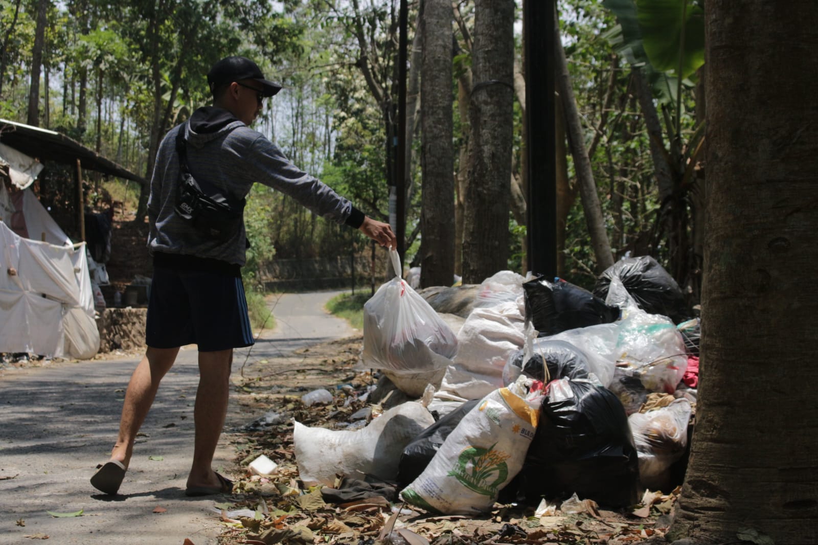 Ilustrasi: Seorang warga Cimahi sedang membuang sampah sembarangan.