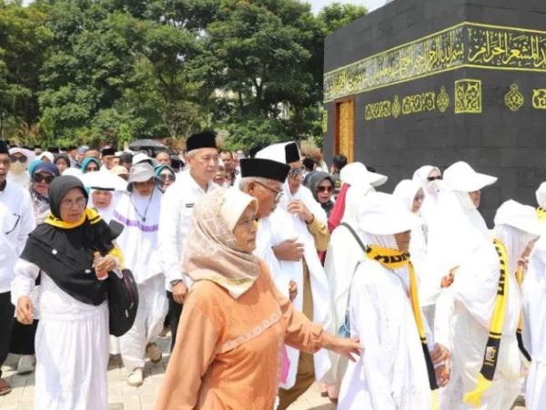 Para calon jemaah haji saat mengikuti Bimsik di Miniatur Makkah, Kabupaten Bandung Barat (KBB), Selasa (30/4).