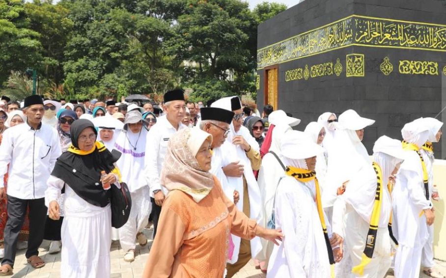 Para calon jemaah haji saat mengikuti Bimsik di Miniatur Makkah, Kabupaten Bandung Barat (KBB), Selasa (30/4).