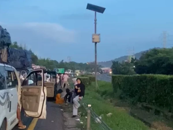 Kemacetan yang terjadi di Tol Merak, Banten, menuju Pelabuhan Merak, Sabtu (6/4).