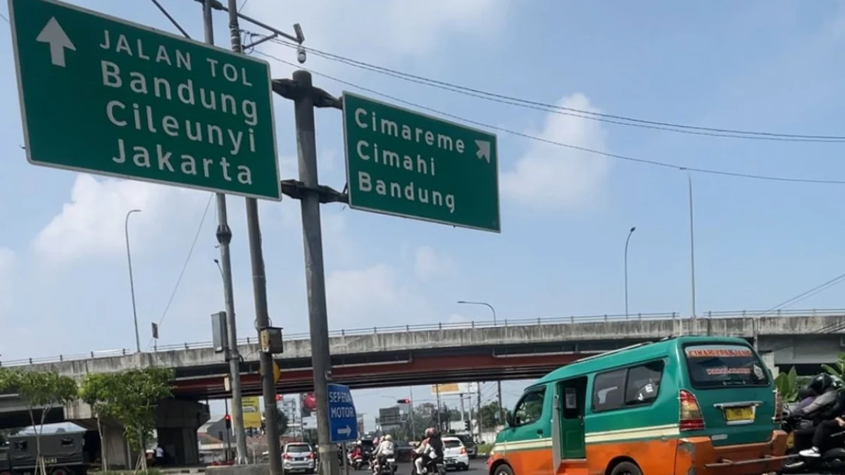 Kondisi arus lalu lintas pada hari-H Lebaran 2024 di Simpang Tol Padalarang, Kabupaten Bandung Barat (KBB) ramai lancar. Rabu (10/4). Foto Jabarekspres