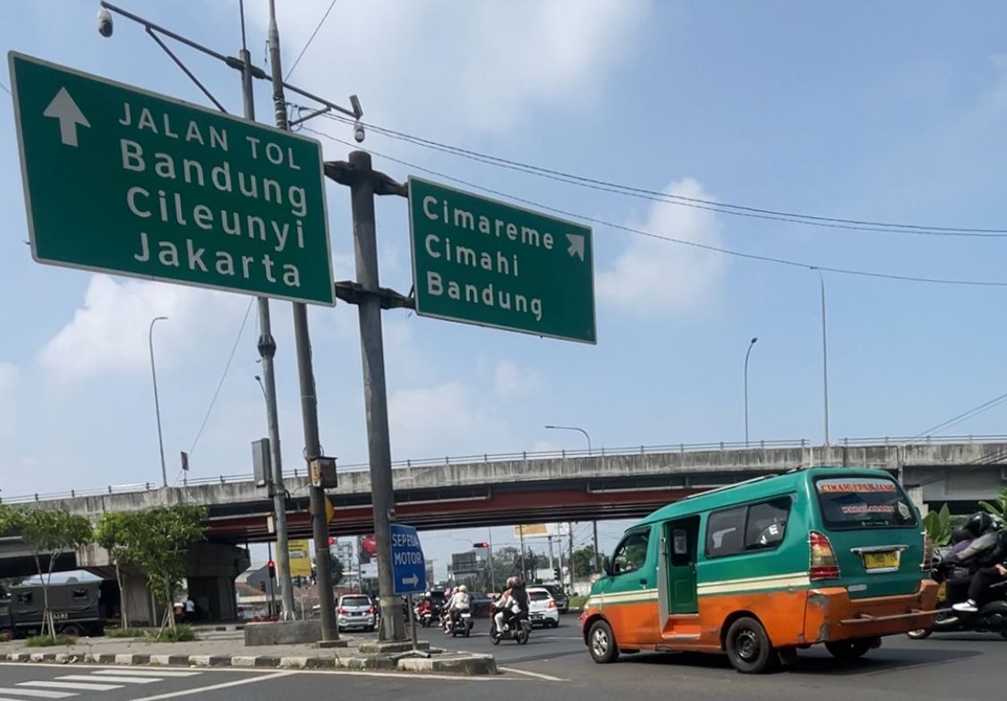 Kondisi arus lalu lintas pada hari-H Lebaran 2024 di Simpang Tol Padalarang, Kabupaten Bandung Barat (KBB) ramai lancar. Rabu (10/4). Foto Jabarekspres