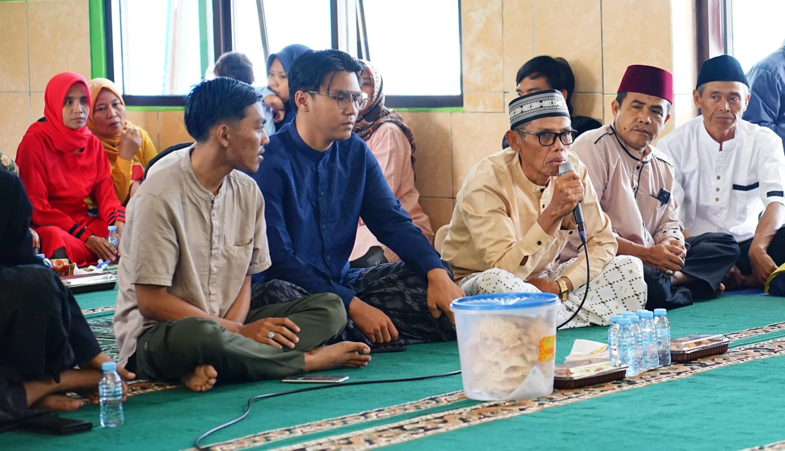 Warga di Desa Bandasari, Kecamatan Cangkuang, Kabupaten Bandung sedang mengeluhkan keresahan mereka terhadap maraknya aktivitas bank emok kepada Kapolresta Bandung, Kombes Pol Kusworo Wibowo. (Polresta Bandung for Jabar Ekspres)