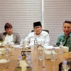 Ketua Komisi III Phinera Wijaya (tengah) saat mengunjungi Cabang BUMD milik Pemprov Jabar.