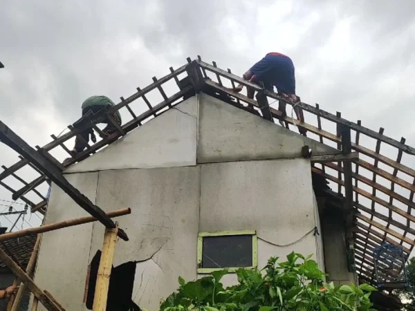 Angin puting beliung yang melanda Desa Sukamaju dan Cimaung, Kecamatan Cimaung, Kabupaten Bandung pada Rabu (24/4) telah menyebabkan 65 rumah mengalami kerusakan. Foto Istimewa