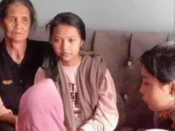 Nana Rohana (15), siswi kelas 9 Madrasah Tsanawiyah Negeri (Mts N), yang merupakan warga Desa Ciluluk, Kecamatan Cikancung, Kabupaten Bandung setelah dinyatakan hilang selama 24 hari, akhirnya kembali ke pangkuan ibunya, Ita (kiri). (Istimewa)