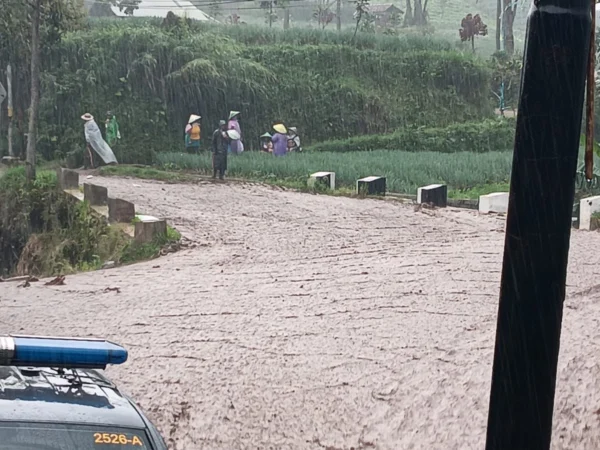 Hujan deras yang terjadi di wilayah Kertasari, Kabupaten Bandung, pada Selasa (23/4/2024) siang, membuat wilayah tersebut mengalami banjir bandang disertai dengan lumpur. Foto Istimewa