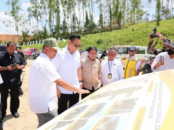 Menteri Agraria dan Tata Ruang/Kepala Badan Pertanahan Nasional (ATR/BPN) Agus Harimurti Yudhoyono (AHY) melakukan kunjungan kerja perdana ke lokasi pembangunan Kawasan Inti Pusat Pemerintahan Ibu Kota Nusantara (IKN) di Kalimantan Timur. (ANTARA)