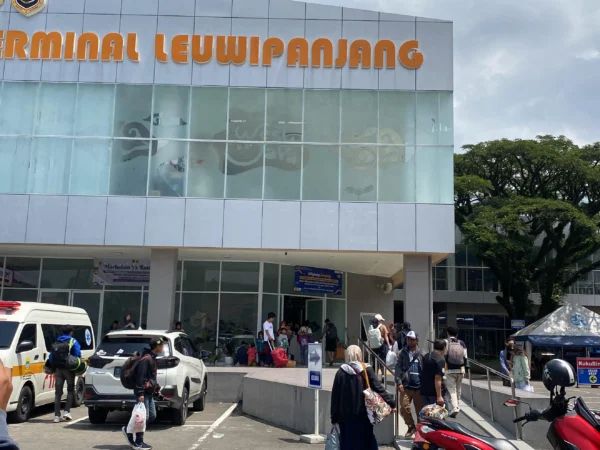 Situasi arus balik di Terminal Leuwipanjang, Kota Bandung. (Muhamad Nizar/Jabarekspres)