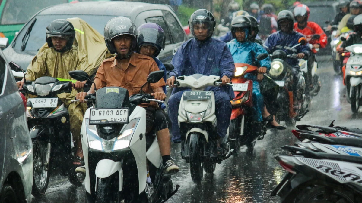 Ilustrasi: Pengguna jalan diguyur hujan deras di kawasan Jalan A.H. Nasution, Kota Bandung. (Pandu Muslim/Jabar Ekspres)