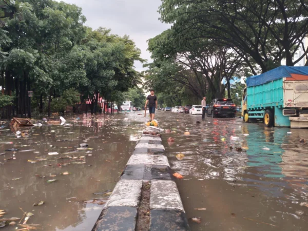 Banjir di Kota Bandung khususnya di wilayah Pasar Induk Gedebage, Kota Bandung terus mengancam warga yang hinggaa kini belum ada solusi konkrit dari pemandu kebijakan. (YANUAR/JABAR EKSPRES)