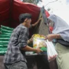 Masyarakat membeli beras SPHP saat Operasi Pasar Beras Medium SPHP dan Pasar Murah di halaman Kantor Kecamatan Cibiru, Kota Bandung. (Pandu Muslim/Jabar Ekspres)