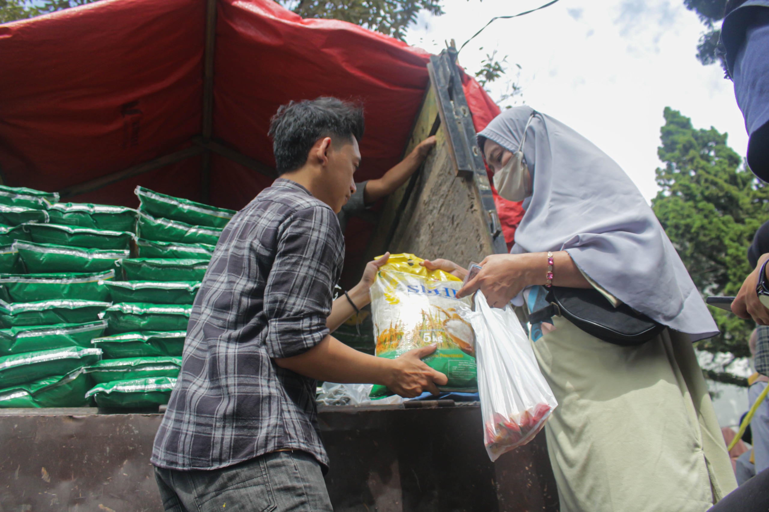 Masyarakat membeli beras SPHP saat Operasi Pasar Beras Medium SPHP dan Pasar Murah di halaman Kantor Kecamatan Cibiru, Kota Bandung. (Pandu Muslim/Jabar Ekspres)